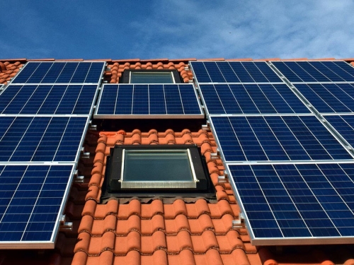 <p>Güneş ışınlarının elektrik enerjisine dönüştürülebilmesi için Fotovoltaik Panellere ihtiyaç duyulur. Konutlarda, işyerlerinde, fabrikalarda, hastanelerde, kısacası güneş ışığını yeteri miktarda alan her yapıda güneş ışığını elektriğe dönüştürmek için çatı üzeri güneş panelleri kullanılır. Bu panellerden elde edilen DC elektrik enerjisi de inverterlerden geçerek binanın elektrik sistemine dahil edilir. Çatı güneş panelleri ile gündüz saatlerinde elde edilen güneş enerjisi, pil teknolojisi sayesinde istenirse gece saatlerinde de kullanılabilir.</p><p> </p><p>Çatı tipi GES projeleri iki tip olabilir. Biri doğrudan şebekeye basılan enerji modeli olan ON Grid sistemdir. Bu sistemde dağıtım şirketiyle yapılacak anlaşma gereği çift yönlü sayaç kullanılır, sistemden çekilen elektrik enerji miktarı ile güneşten kazanılan elektrik enerji miktarı farkına göre faturalandırma yapılır. Diğeri ise depolama yapılabilen, şebekeden bağımsız OFF Grid sistemdir. Bu sistemde çatı sahibi güneşten kazanılan enerjiyi akülerde depolar ve tüketimi bulunduğu noktada harcar. Bu sistemlerde kurulacak sistem gücü çok iyi belirlenmelidir.<br> </p><p>Konutlarda kurulabilecek AC güç, en son yayınlanan yönetmeliğe göre 50kW tır. İşyerlerinde yani ticari ve sanayi abonelerinde ise bu değerde limit sözleşme gücünüzün 2 katıdır. Yeni yönetmeliklerde öztüketime dayalı solar sistem kurulumu esastır.</p>
